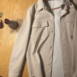 Zara overshirt - Beige overshirt från Zara. Små knottrig på ryggen men inget man märker vid användning. Sjukt snygg men säljer då jag inte använt den på ett tag. Pris kan diskuteras vid snabb affär! 😁