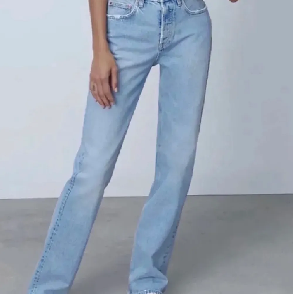 Mid rise jeans, straight leg. Fint skick, inte använda så mycket, har tyvärr blivit för stora för mig.. Jeans & Byxor.