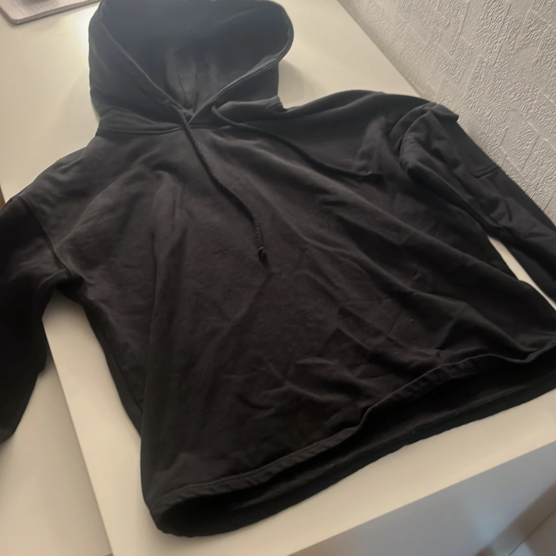 Basic svart hoodie