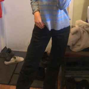 arrow jeans - skit snygga weekday arrow jeans,dom är i färgen washed black🤍 säljer pga dom icke kommer till användning🫶🏼