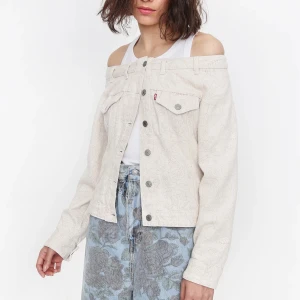 Ganni x Levi’s off shoulder trucker - SKICKA MEDDELANDE INNAN KÖP ❗️❗️så fin Ganni x Levi’s off shoulder top/jacka i strl S, nypris ca 3000kr. Frakt tillkommer 66kr. Oanvänd med lapparna kvar🌟
