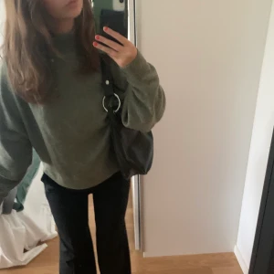 STICKAD TRÖJA FRÅN HM - superfin grön stickad tröja från HM💓 jättemysig till hösten och vintern men har tyvärr flera liknande så därför säljer jag denna💓