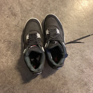 Storlek 43 - Har använt de 3 gånger ba o de e nya Jordan 4s black canavs 
