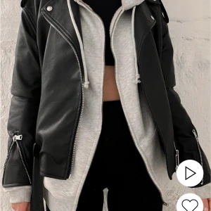 Oversized skinnjacka - Säljer nu min extremt snygga skinnjacka från Missguided, köpt på Nelly Sjukt snyggt med oversized denna höst! Använd fåtal gånger  Den är i väldigt bra skick köpt för 600kr
