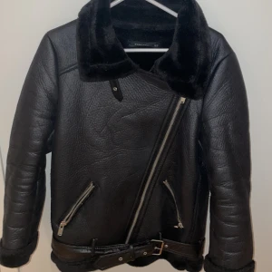 Zara dam jacka xs - För ni som är extra känsliga när det kommer till kyla så har denna fantastiska dam jacka. 