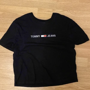 Tommy Hilfiger t-shirt - En fin t shirt från Tommy hilfiger, beställde den från zalando för 2 år sen men använt endast 3-5 gånger. Sitter fint, skulle även säga att den passar M. Bra skick 9/10, inga defekter. 