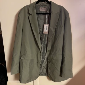 Biancaxnelly blazer - Aldrig använd prislapp kvar! Köparen står för frakten :) 