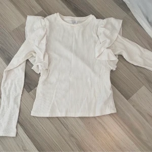 Zara volangtopp - Säljer denna fina volangtopp från Zara då den bara blivit använd fåtal gånger💞 Strl 152 men passar xs/s💞 80kr plus frakt