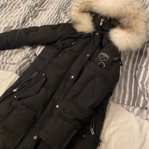 Rockandblue arctica 36 - Fint skick. Normal i storlek. Äkta fluffig vit päls.  Även päls inuti luvan.  Säljs då den blivit för stor för mig.