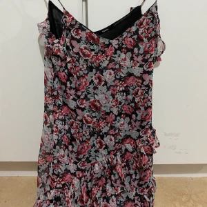 Mysig klänning från bikbok - Jättefin blommig klänning från bikbok💗