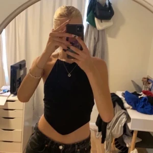 ett fint lite m öppen rygg - ett svart linne med öppen rygg, använd ett fåtal gånger. Säljer pågrund att jag inte känner mig bekväm i den💕