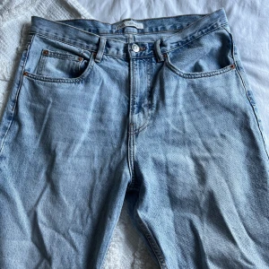 Jeans strl 42 - Säljer för korta jeans för mig. Använd en gång. 