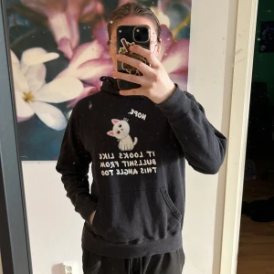 Hoodie med katt-tryck - En hoodie med katt-tryck som säger ”Nope, It looks like bullshit from this angle too”. Strl M men skulle säga XS-M beroende på hur man vill att den sitter. Jag har S vanligtvis. 