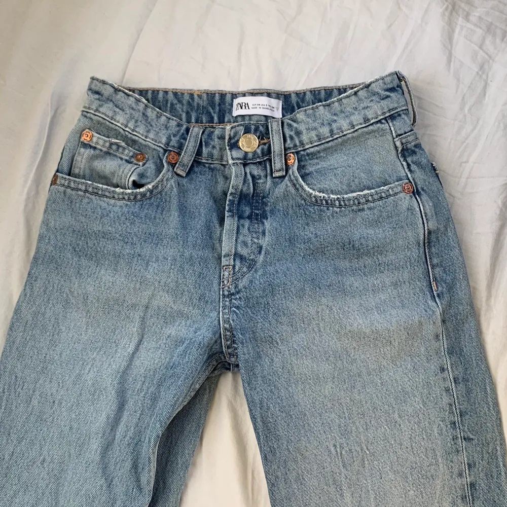 Jättefina byxor från zara som tyvär inte kommer så mycket till användning,skriv privat för fler bilder💗. Jeans & Byxor.
