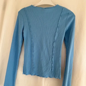 Ginatricot blå topp  - Långärmad blå topp från ginatricot. Helt ny, aldrig använd! 