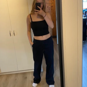 kostymbyxor - kostym byxor som passar 34/38 beroende på hur de ska sitta, för lågmidjad passform passar de 34/36, mid rise 36/38 och högmidjat 38, bra i längden på mig som är 163