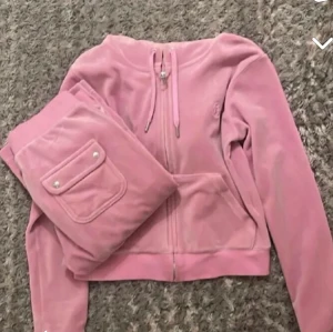 Juicy couture set rosa - Rosa juicy couture set i färgen rosa, strl xxs i byxor och xs i tröjan. Självklart äkta