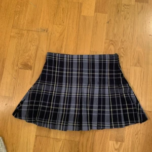 Rutig kjol - Nästan som ny 