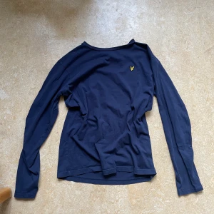 Blå tröja - Mörkblå tröja! Kontakta vid frågor elr fler bilder🫶