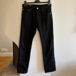 Levi’s 501 svart - Ett par väldigt soasamt använda svarta Levi’s 501. Finns inga skador på jeansen! Storleken är W30 L30 och sitter true to size. 