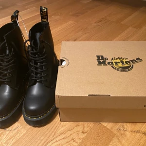 Dr. Martens - Helt nya Dr Martens 1460 Bexblack smooth, endast provade. Storlek 39, unisex. Tyvärr passade de inte och därför säljer jag dem. Nypris 2300:-