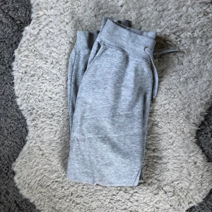 Mjukisbyxor - Gråa mjukisbyxor från cubus