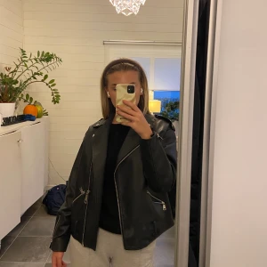 Skinnjacka - Säljer nu min skinnjacka från missguided i storlek 36 men skulle säga att den även passar en 38. Väldigt sparsamt använd ☺️har tyvärr tappat bort skärpet runtom, men tycker personligen den är snyggare utan ;) Kan fraktas om köparen står för frakten ❤️
