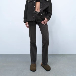 Raka jeans, Zara - Raka mörkgrå jeans från zara. Midwaist. Nyskick 