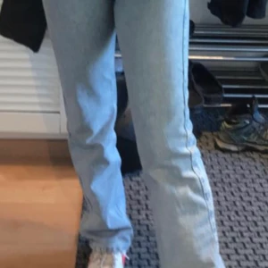 Weekday Jeans strl 25/32 - Superfina ljusblåa jeans från Weekday i storlek 25/32