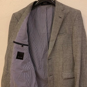 Sand Kavaj  - Classic Kavaj from Sand.  Så fint skick. Så vackert med de insydda armbågs skydden.  Blå rutig insida som även har en beige färg.  Storlek 50  Så först till kvarn.  Kan skickas för 66:-