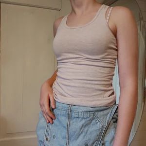 Linne - Ett ljusrosa linne som på mig (str S) är väldigt tajt så jag tror att den skulle passa en XS bättre. Kvaliten är helt okej och den är faktiskt i barnstorlek str 134/140.