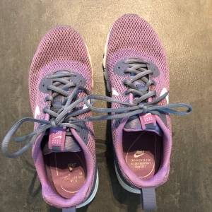 Nike Air Max Motion LW (dam) - Ett par Nike Air Max Motion LW (dam) men kan säkert användas som unisex om man vill det. Stämmer bra överens i storleken. Använd endast ett par få gånger. Storlek 42. Om man vill se fler bilder på skon kan man bara slänga iväg ett meddelande😉