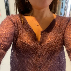 Finstickad kofta - Superfin lila stickad kofta som är sparsamt använd. Köpare står för frakt💕