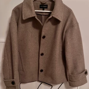 Kappa - Säljer min kappa från kappahal som jag köpte i våras, kommer inte till användning och där av säljer jag den! Super fin nu till hösten/vintern❤️storlek L men sitter som M, kom privat för mått! 