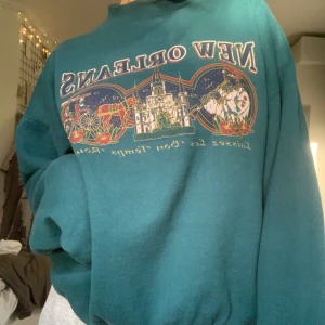 Oversized sweatshirt med tryck - Mörkgrön oversized sweatshirt med tryck från Urban Outfitters vintage avdelning. Använd ett fåtal gånger. 300kr + frakt (köpt för 500kr)