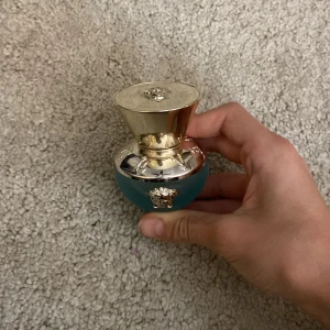 Versace parfym - Hej! Jag säljer denna parfym från Versace och jag köpte den för 795kr:) och säljer den för 200kr så hoppas ni är interesserade:)❤️ 