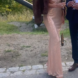 Fest kläning till salu  - Säljer min paljett kläning till salu. Använd endast i ett par timmar på ett bröllop 