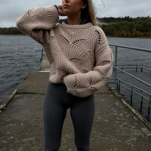 Stickad tröja  - Mysig stickad tröja från Gina Tricot.  Storlek M men passar XS-M beroende på hur man vill att den ska sitta🤍  pris kan diskuteras vid snabb affär. 