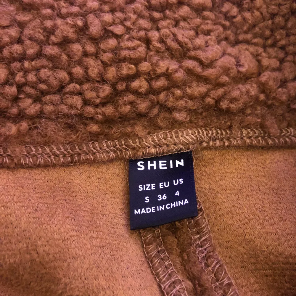Jackan är från SHEIN och har inte använd den så den är helt ny. Jackor.