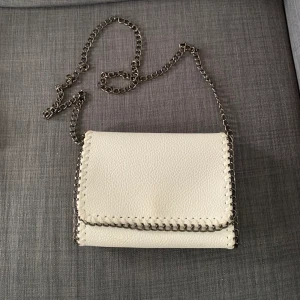 Vit väska  - Säljer denna SUPERSNYGGA väska som tyvärr aldrig riktigt kommit till användning 💞 köparen står för frakten men jag möter även upp i Lund💞 