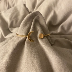 Snyggt armband - Går att justera efter din handled, endast använd en gång men då jag är en silvertjej så kommer det inte till användning. Fake guld💗 