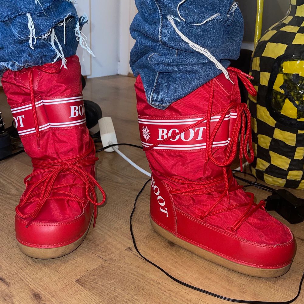 Röd Fake moon boots - Skor | Plick Second Hand