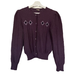 vintage kofta - äkta vintage distler kofta!🫶liten skavank finns men syns inte när koftan är på, skicka för bild!