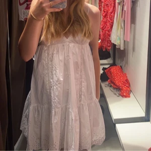 Vit klänning från zara  - Säljer denna klänning då den ej kommer till användning, använt 1 gång och i fint skick. Den har gått sönder lite däruppe men det fixar jag genom att sy innan jag fraktar:) Nypris 400kr