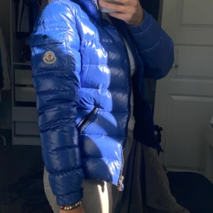Moncler jacka  - Använd moncler jacka därav priset. Storlek 1 passar mig som är en xs/s. Luvan har jag tagit bort. Kan tänka mig sänka vid snabb affär.   JACKAN ÄR ÄKTA