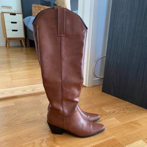 Fina boots från Zalando som säljes på grund av att dom inte kommer till användning. Köpta från Zalando för 1000kr och enbart använda en gång. Köparen står för frakten💕😊
