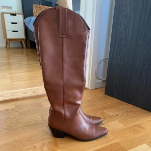 Bruna boots/stövlar i storlek 39 - Fina boots från Zalando som säljes på grund av att dom inte kommer till användning. Köpta från Zalando för 1000kr och enbart använda en gång. Köparen står för frakten💕😊
