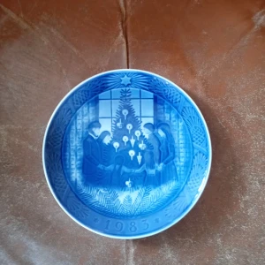 Jultallrik Royal Copenhagen Merry Christmas år 1983 . - Helt ny och oanvänd jultallrik Royal Copenhagen Merry Christmas år 1983 .hämtas i Skene alt skickas o köpare betalar frakten o Swishbetalning tillämpas .frakt inräknat i priset .104 kr .