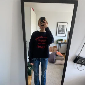 Zadig tröja - Säljer denna så snygga zadig tröja som inte kommer till användning längre! Tyvär så har den fått små Blekings pläckar på armen och nere vid tröjan ( se bild två) där av priset! Men inget man lägger märke på