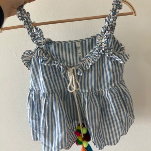 Zara randig topp - Jättegullig randig topp från zara i linnematerial, perfekt till sommaren Köpt för några år sedan men använd högst 5 gånger perfekt skick! (Säljer pga för liten för mig)
